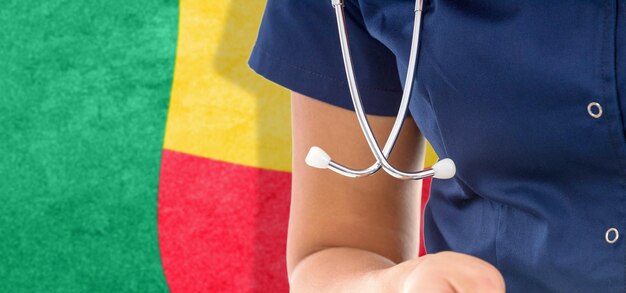 Benin bandera doctora con estetoscopio, sistema nacional de salud