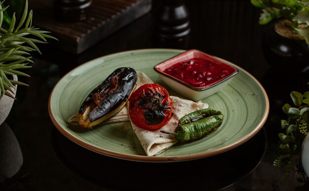 Berenjena a la plancha tomate y pimiento verde con salsa de chile.