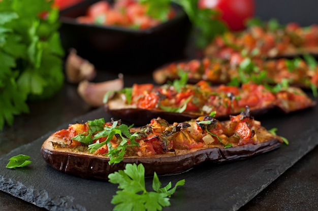 Foto gratuita berenjenas al horno con tomate, ajo y pimentón