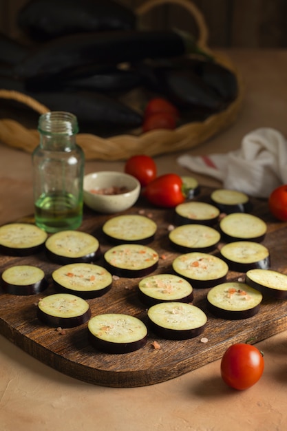 Foto gratuita berenjenas crudas listas para cocinar