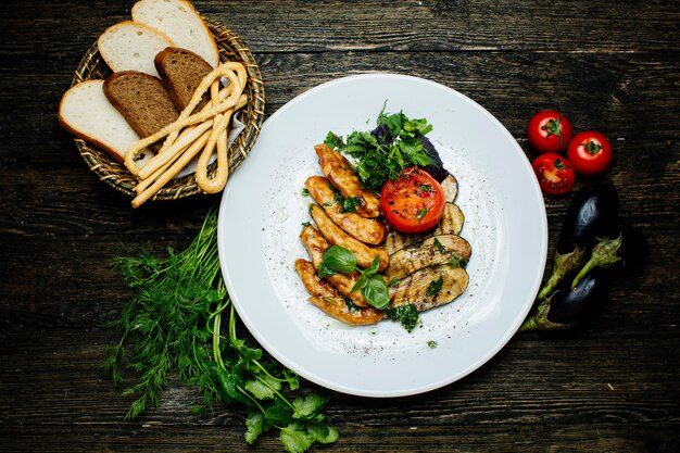 Berenjenas fritas y tomate con hierbas