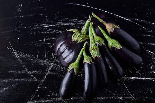 Foto gratuita berenjenas moradas sobre negro