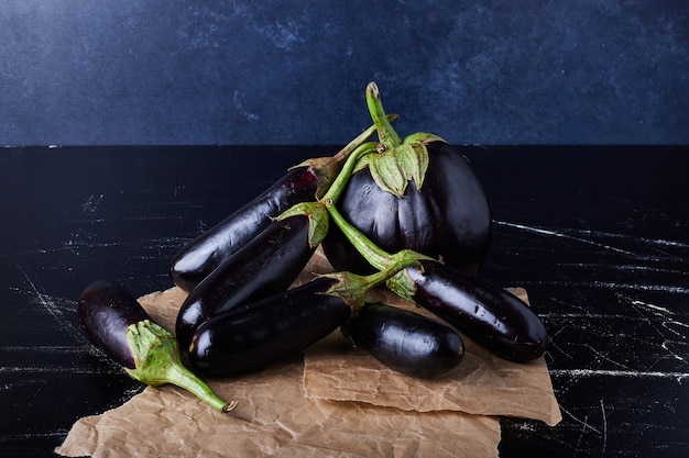 Foto gratuita berenjenas moradas sobre negro