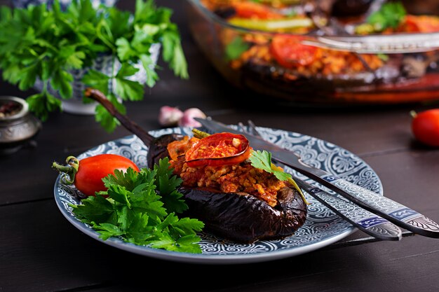 Berenjenas rellenas turcas con carne molida y verduras al horno con salsa de tomate