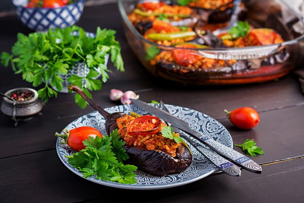 Berenjenas rellenas turcas con carne molida y verduras al horno con salsa de tomate