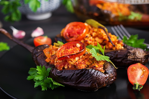 Foto gratuita berenjenas rellenas turcas con carne molida y verduras al horno con salsa de tomate