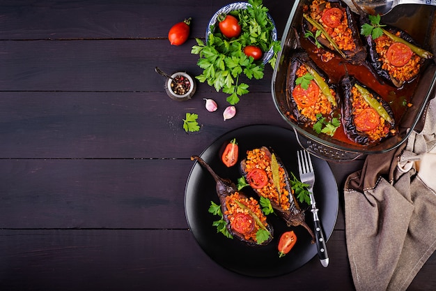 Berenjenas rellenas turcas con carne molida y verduras al horno con salsa de tomate