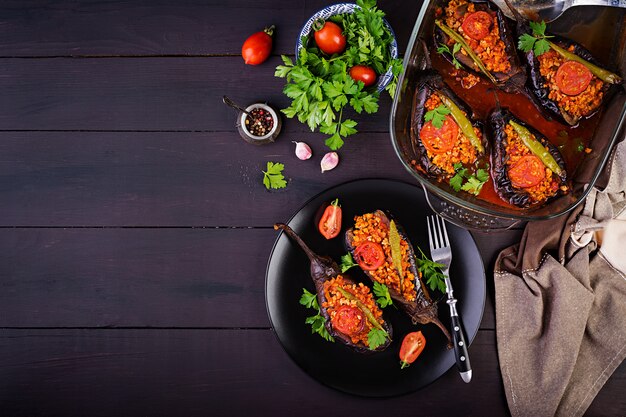Berenjenas rellenas turcas con carne molida y verduras al horno con salsa de tomate