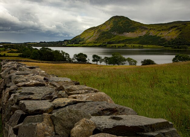 Bertraghboy Bay cubierto de vegetación bajo un cielo nublado en Connemara en Irlanda