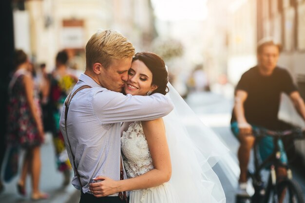 Beso y abrazo a su mujer