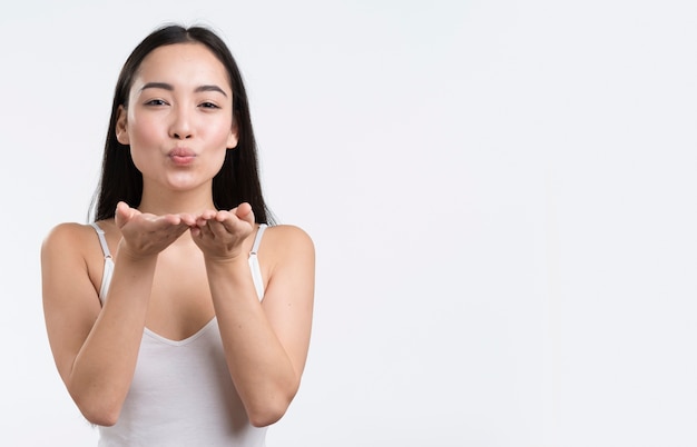 Beso que sopla de mujer joven