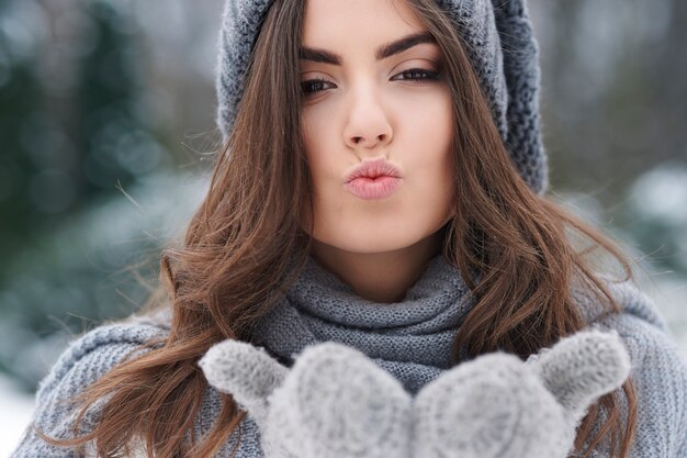 Besos en invierno día helado