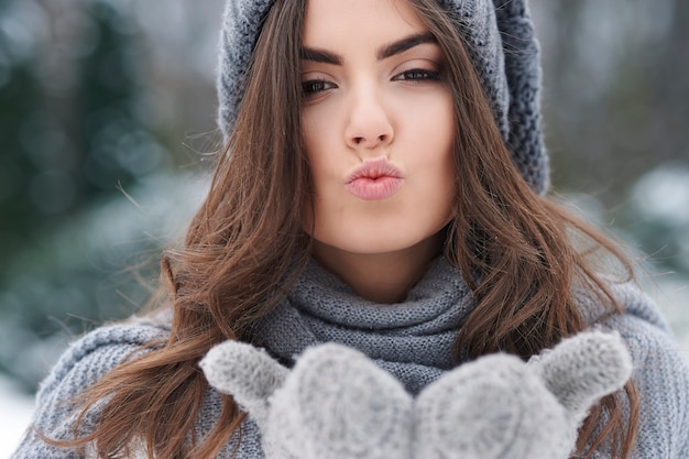 Besos en invierno día helado