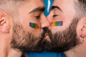 Foto gratuita besos de pareja homosexual