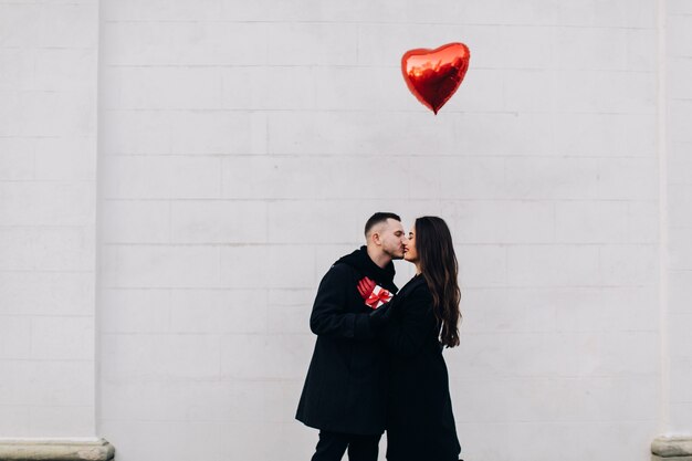 Besos pareja teniendo aniversario