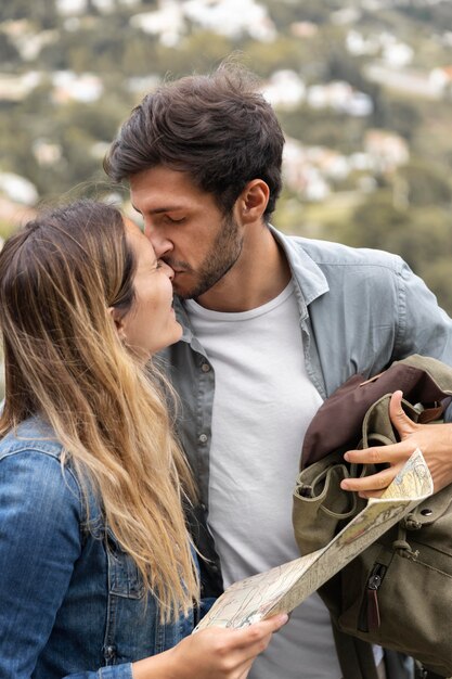 Besos de pareja de tiro medio