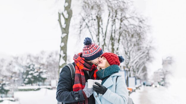 Besos tierna pareja en la calle