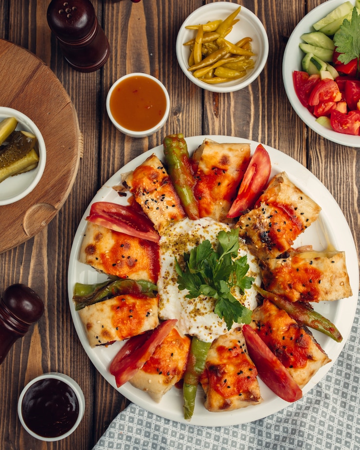 Photo Gratis beyti kebab wraps served with yoghurt, grilled pepper and salad