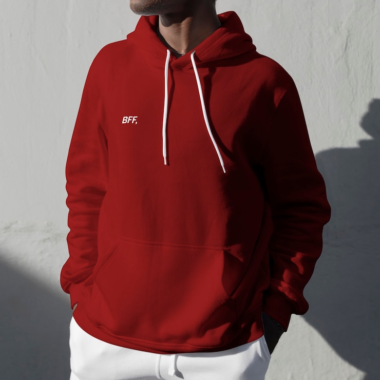 Foto gratuito bff impreso en sudadera con capucha roja
