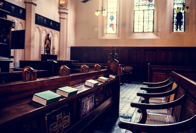 Biblia ordenada interior de la iglesia