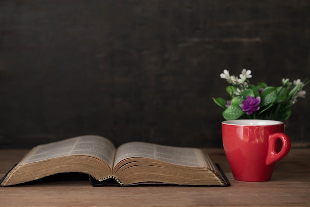 Biblia y una taza de café por la mañana