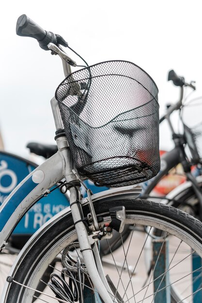 Bicicleta de ángulo bajo afuera