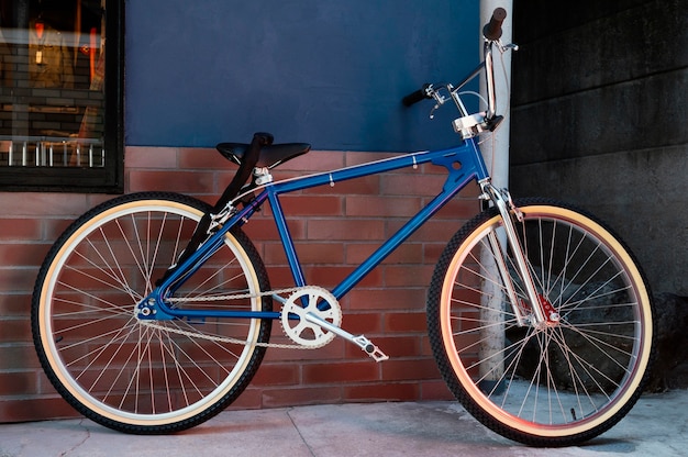 Bicicleta azul al aire libre