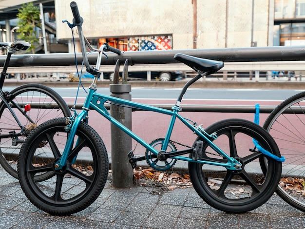 Bicicleta azul fresca al aire libre