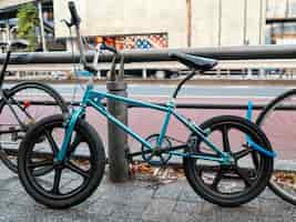 Foto gratuita bicicleta azul fresca al aire libre
