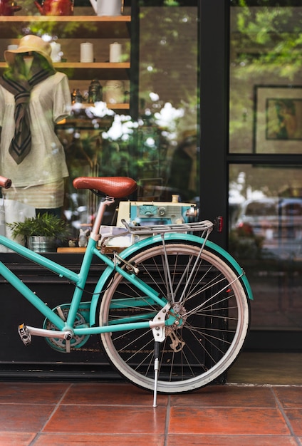 Foto gratuita bicicleta en una cafetería de la ciudad.