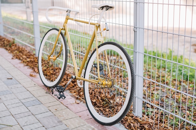 Bicicleta cerca de la cerca