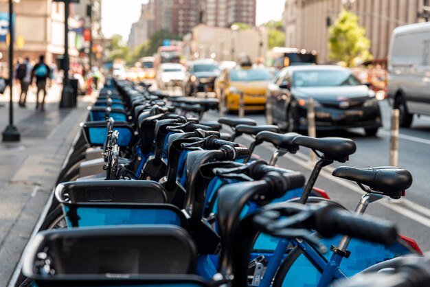 Bicicleta de ciudad estacionada al costado de la carretera