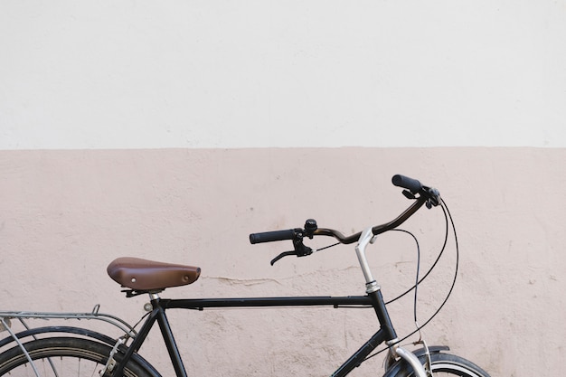 Bicicleta delante de la pared