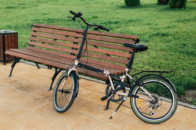 Bicicleta ecológica moderna al aire libre