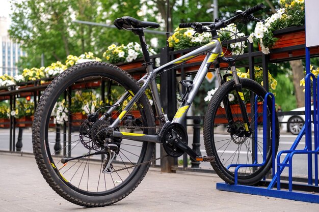 Una bicicleta estacionada en una calle cerca de una carretera, flores