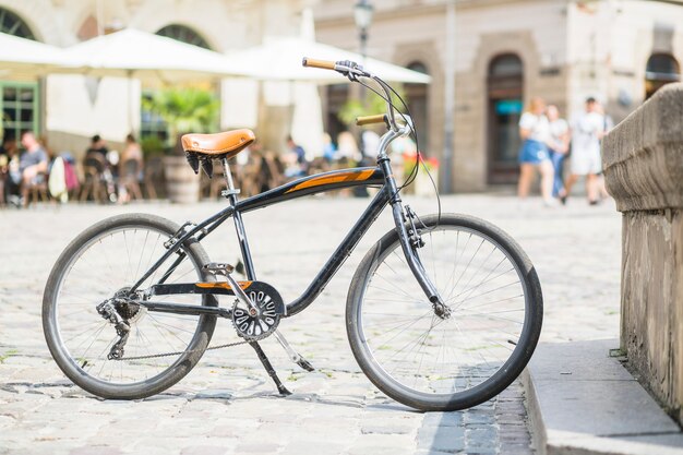 Bicicleta estacionada en la calle de la ciudad el día soleado