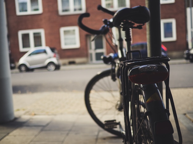 Bicicleta estacionada en la calle