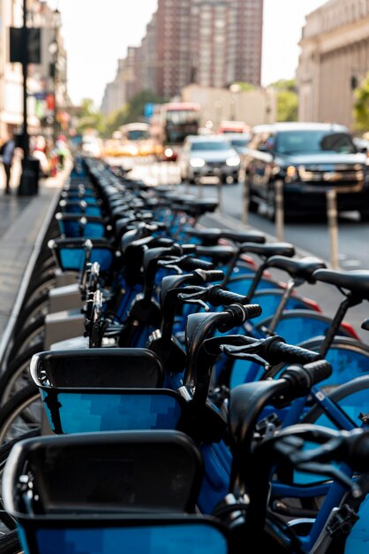 Bicicleta en una fila con fondo borroso