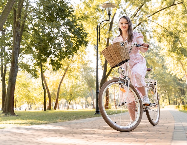 Bicicleta de montar a caballo de mujer joven elegante