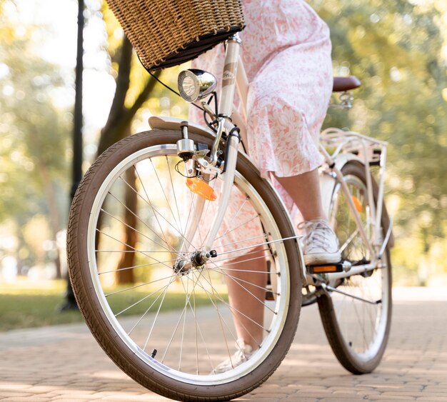 Bicicleta de montar a caballo de mujer joven elegante