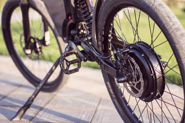 Bicicleta de motor de bicicleta eléctrica de cerca con pedal y amortiguador trasero.