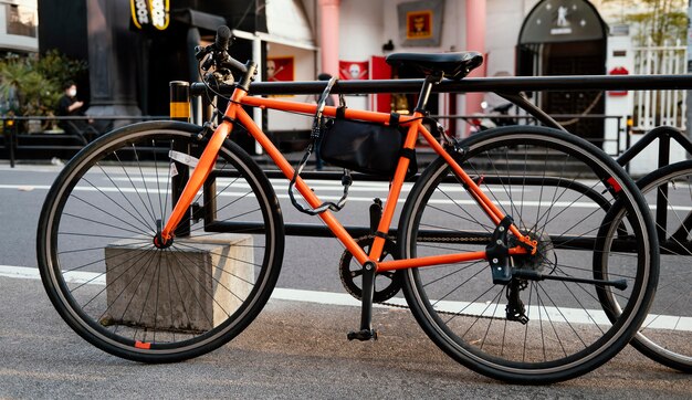 Bicicleta naranja al aire libre