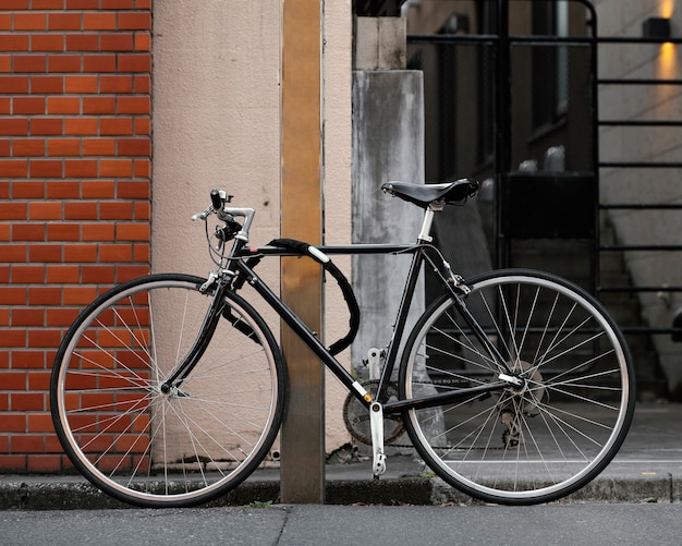 Bicicleta negra con detalles plateados al aire libre