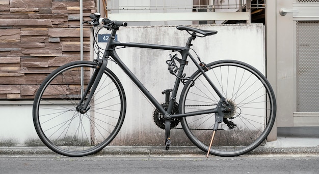 Bicicleta de pintura negra mate al aire libre