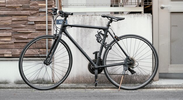 Bicicleta de pintura negra mate al aire libre