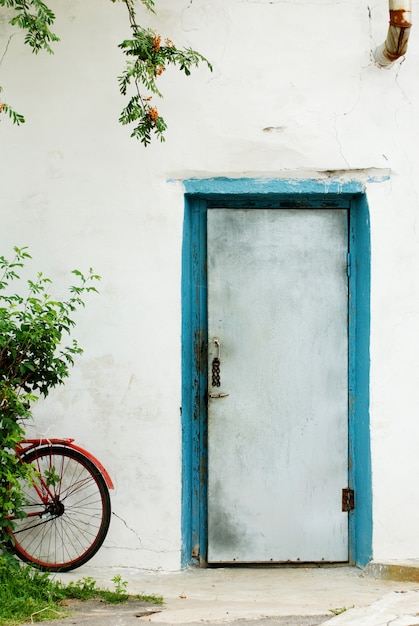 Foto gratuita bicicleta en la puerta