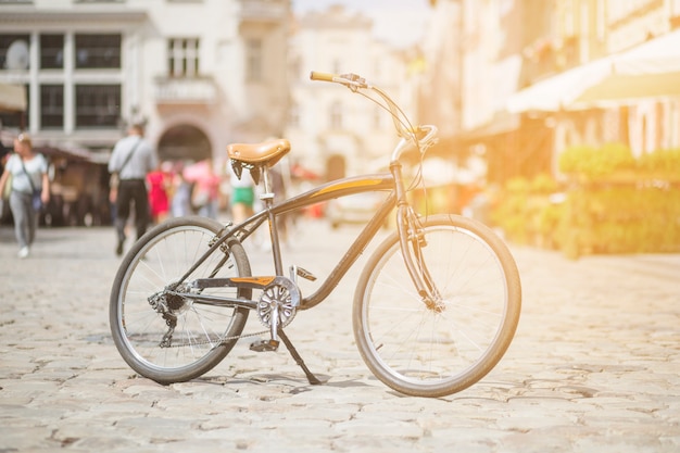 Bicicleta retro estacionado en la calle en la ciudad