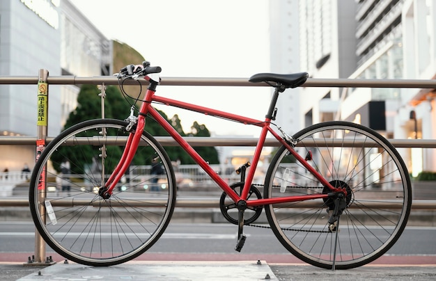 Foto gratuita bicicleta roja con detalles negros