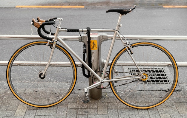 Bicicleta con ruedas amarillas al aire libre
