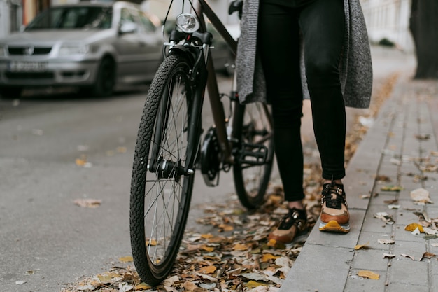 Bicicleta de transporte alternativo y mujer caminando.